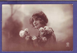 JEUNE FEMME POSANT Avec Des FLEURS -  - Fotografie