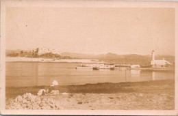 S16984 Cpa 06 Le Port D'Antibes " Carte Photo " Le Fort Et La Cime Neigeuse Des Alpes - Other & Unclassified