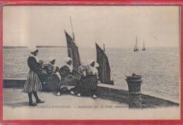 Carte Postale 85. Les Sables D'Olonne  Sablaises Sur Le Jetée  Très Beau Plan - Sables D'Olonne