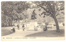 CPA 03 - MOULINS (Allier) - 68. La Place De La République - Les Jardins - Moulins