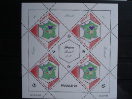 2163 15 F Multicolore Coupe Du Monde De Football De 1998  La Feuille Neuve Numérotée 030823 ****** - Blocs