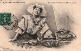 (RECTO / VERSO ) LES SABLES D' OLONNE EN 1913 - QUI VEUT DU POISSON ...- COSTUME - FOLKLORE -- CPA - Sables D'Olonne