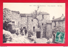 F-06-Eze-15P230  Vieux Quartier, Enfants, Cpa BE - Eze