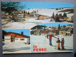 CP 39 Jura  LA PESSE  Prés Les Bouchoux  Alt.1160 M. - Multivues Village , Moniteur De Ski Avec Les Jeunes Enfants 1983 - Autres & Non Classés