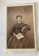 CDV CIRCA 1870 UNE FEMME ELEGANTE ASSISE , BELLE ROBE  ( Photographe Inconnu  ) - Old (before 1900)