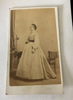 CDV CIRCA 1860 UNE FEMME ELEGANTE  AVEC UNE BELLE ROBE  - ITALIA ITALIE G.BARGIS  - SALUZZO - Old (before 1900)