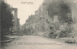 VERDUN : LA GUERRE 1914-17 - RUE ET COIN DE LA PLACE D'ARMES APRES LE BOMBARDEMENT - Verdun