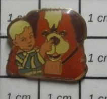 1722 Pin's Pins / Beau Et Rare / ANIMAUX / GROS CHIEN MORDEUR ET PETIT ENFANT PAPIER TOILETTE ROSE - Animaux