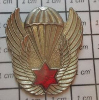 616A Pin's Pins / Beau Et Rare / MILITARIA / INSIGNE PARACHUTISTE ETOILE DE DAVID ROUGE Ouh La ! - Militair & Leger