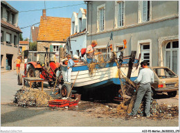 AJJP2-0187 - METIER - WISSANT - RETOUR DE PECHE - PECHEURS TRIANT LE POISSON SUR LEUR FLOBARD - Pesca