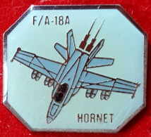 SUPER PIN'S "AVION" Militaria F/A-18A "HORNET" émail Vernissé Base ARGENT, Format 2,5X2,2cm - Animaux