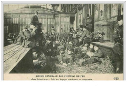 GREVES.GREVE GENERALE DES CHEMINS DE FER.GARE SAINT LAZARE.SALLE DES BAGAGES TRANSFORMEE EN CAMPEMENT.DECHIRURE - Staking