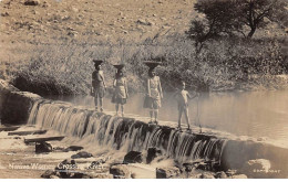 Afrique Du Sud - N°72304 - Native Women Crossing River - Carte Pliée, Vendue En L'état - Zuid-Afrika