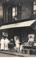 Commerce - N°77677 - Hommes Et Femme Devant Un Marchand De Fruits Et Légumes - Carte Photo à Localiser - Shops