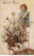 Enfants - N°80527 - Heureuse Année - Fillette Décorant Un Sapin, Avec Une Poupée Assise - Ritratti