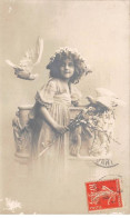 Enfants - N°80543 - Grete Ou Hanni Reinwald .Blandine Ebinger ? Avec Des Fleurs, Entourée De Colombes - Ritratti