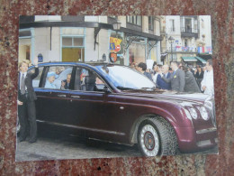 RARE ... Souvenir De La Visite De La Reine D'Angleterre Elisabeth II Rue Montorgueil à Paris En 2004 - Recepties