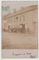 CARTE PHOTO : ECRITE DE BAR SUR SEINE EN 1906 - AUBE - JOLIE SCENE DE RUE - CLIENTS ET PATRONS DEVANT UN CAFE -z R/V Z- - Te Identificeren