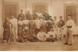 Algérie - N°86909 - Militaires Dans Une Cour, Un Avec Une épée, Et Une Pierre De Rémouleur - Carte Photo - Men