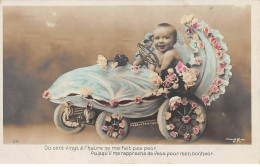 Enfants - N°85663 - Du Cent Vingt à L'heure .... - Bébé Dans Un Berceau En Forme De Voiture - Ritratti