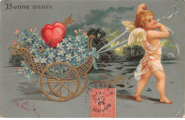 Anges - N°89047 - Bonne Année - Ange Tirant Une Petite Charrette Remplie De Myosotis Et D'un Coeur - Carte Gaufrée - Engelen