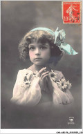 CAR-ABCP6-0538 - ENFANTS - UNE JEUNE FILLE EN ROBE BLANCHE AVEC DES FLEURS - Portraits