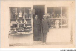 CAR-ABCP11-1084 - COMMERCE - UN HOMME ET UNE FEMME A LA PORTE DU COMMERCE - CARTE PHOTO A IDENTIFIER - Other & Unclassified