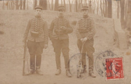 Carte Photo De 3 Militaires Avec Fusils    Edition AS DE TREFLE - Autres & Non Classés