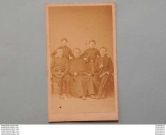 CDV GROUPE DE SOLDATS ET HOMME D'EGLISE PHOTO  JULIEN LACROIX A MOULINS FORMAT 10.50 X 6.50 CM - Old (before 1900)