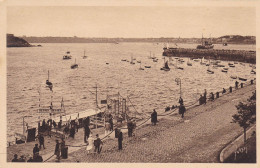 CPA, Saint Malo, Le Môle Des Noires Et L'embarcadère Des Vedettes (pk89601) - Saint Malo