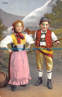 R162635 Old Postcard. Girl With Boy In National Costumes - Wereld