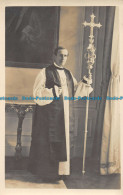 R162642 Old Postcard. Priest - Wereld