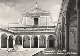 AD814 Cassino (Frosinone) - Abbazia Di Montecassino - Chiostro Dei Benefattori E Facciata Della Chiesa / Non Viaggiata - Autres & Non Classés