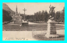 A762 / 447 65 - LOURDES Statue De St Michel Calvaire Breton Basilique - Lourdes