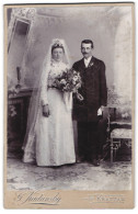 Fotografie G. Kadansky, Kratzau, Tschechisches Brautpaar Im Weissen Hochzeitskleid Mit Schleier Und Im Anzug  - Anonymous Persons