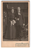 Fotografie Ateleir Zipser, Baden, Brautleute Im Schwarzen Kleid Mit Brautstrauss Und Im Anzug Mit Stetson  - Anonymous Persons