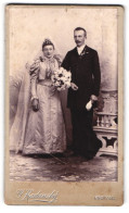 Fotografie G. Kadansky, Kratzau, Tschechisches Brautpaar Im Seidenen Kleid Mit Schleier Und Im Dunklen Anzug  - Anonymous Persons