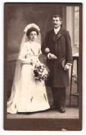 Fotografie Heirnich Klassen, Kratzau, Zittauerstr. 157, Brautpaar Im Hochzeitskleid Und Im Anzug Mit Zylinder  - Anonymous Persons