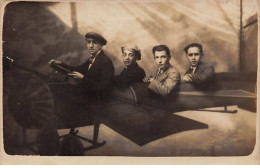 Fantaisie - N°90948 - Hommes Dans Un Avion - Carte Photo Montage Surréaliste - Männer